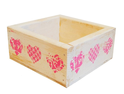 derevyannyj-yashchik-dlya-cvetov-belyj-s-serdechkami