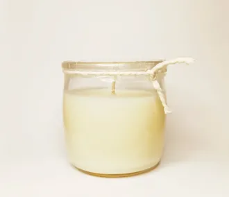 svecha-iz-soevogo-voska-s-ehfirnym-maslom-bazilika