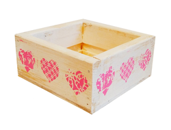 derevyannyj-yashchik-dlya-cvetov-belyj-s-serdechkami